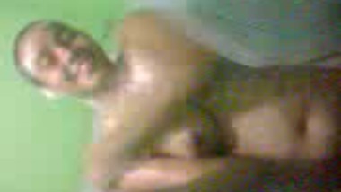 Free porn mms clip of young bengali bhabhi caught by maid during bath